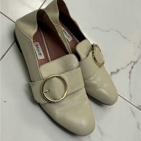Bally Switzerland Beige Leather Loafers with Gold Accent Size 36 - Picture 2 of 4